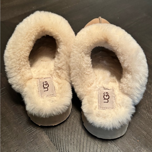 ***SOLD*** UGG Tan and Cream Women's Slippers - Picture 2 of 3